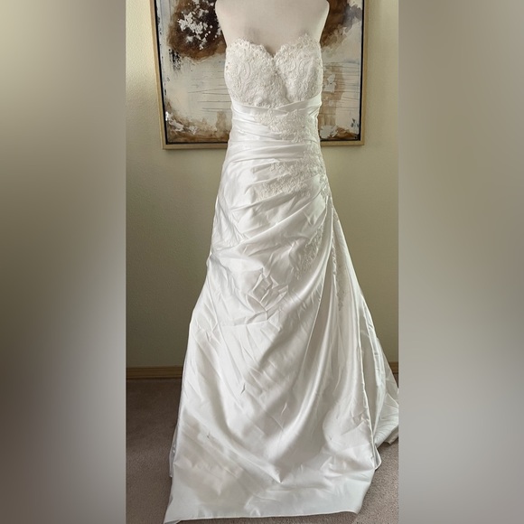 Symphony of Venus Dresses & Skirts - Symphony of Venus wedding gown dress ivory A-Line NWT ~